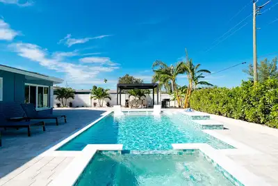 Image de 3 Bedroom 2 Bath home with private, heated pool and hot tub near Ami!