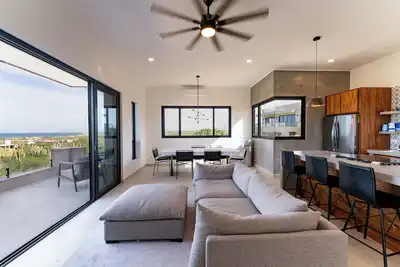 Image de New 3-bedroom Home - Pool & jacuzzi - 10 minute walk to South beach