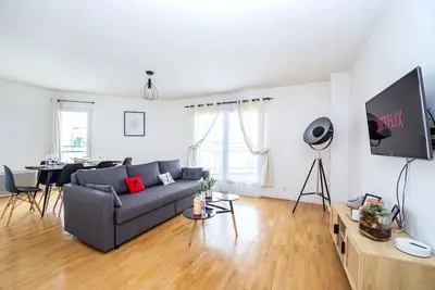 Image de Paris à 10mn + Parking privé Gratuit - Cosy & Spacieux. Métro 3mn Ligne 14 et 13