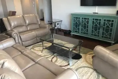 Image de 3 Bedroom/3 bath/2 car garage High Rise in Midtown on 9th floor