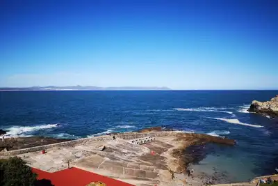 Image de Hermanus Huisie - Charming and Spacious room with on suite bathroom - 80s feel. .