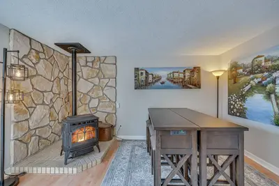 Image de Cozy Nampa Escape w/ Fireplace + Smart Tv!
