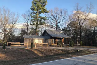 Image de 3 cabins on 2 acres - Great for groups - Minutes to Buffalo
