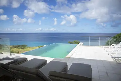 Image de Luxurious 6-Bedroom Villa with Private Pier & Panoramic Ocean View