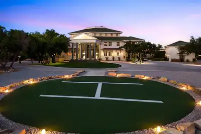 Image de The Gatsby Mansion | Luxury Estate with Casino, Theater & Spa