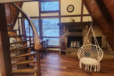 Image de A- Frame Adventures - Cozy Chalet that borders Crooked Creek Lake Park.