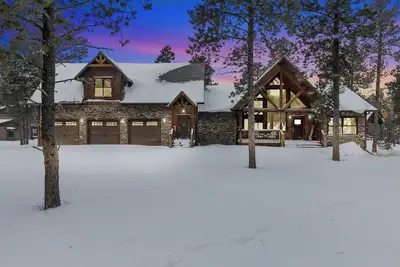 Image de Expansive 7 bedroom, 3 car garage, 2 hot tubs, paved roads, wifi & pool access