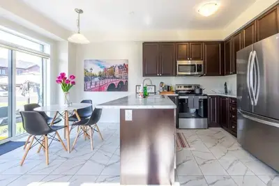 Image de Charming Corner Townhome - Your Gateway to Niagara Adventure!