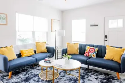 Image de Chic Home 9 min to Uptown w/Hot Tub & Private Yard