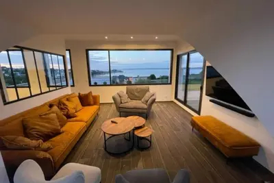 Image de Maison contemporaine avec vue mer et piscine intérieure, classée 5*