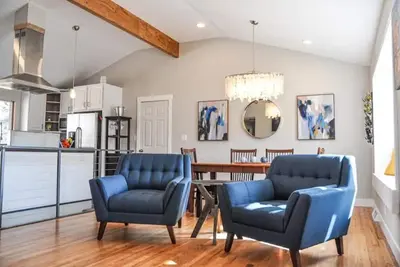 Image de Stunning remodel w\/ private hot tub & media room. Near trails, dining & shopping