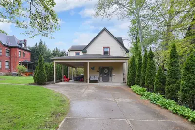 Image de Spacious~Family Friendly~King Bed~Driveway Parking- Bubble Spa~Pets~Bbq~Outdoor