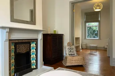 Image de Maison-Salle de bain privée séparée-Vue sur la cour-Blue House