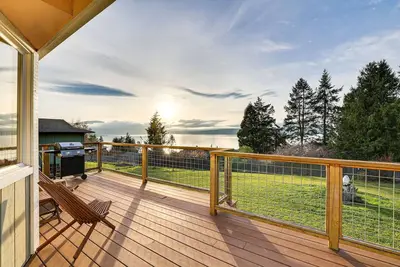 Image de Port Townsend Escape w/ Deck, Bay & Mountain Views