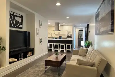 Image de 2br Suite in a Charming Home by Lake Washington! Walk to town center.