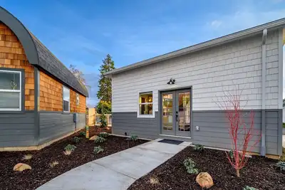 Image de Book the Glam Cottage at The Boutique Retreat in historic downtown McMinnville.