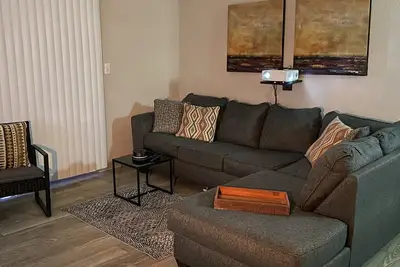 Image de 1st Base - Atlanta/Atlanta Battery! Spacious unit sleeps 4