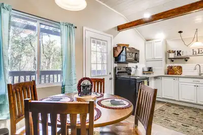 Image de Cozy Cottage w/ Pool Btwn Knoxville & Pigeon Forge