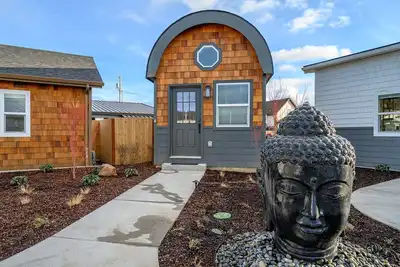 Image de Book the Bohemian Bungalow at The Boutique Retreat in downtown McMinnville.