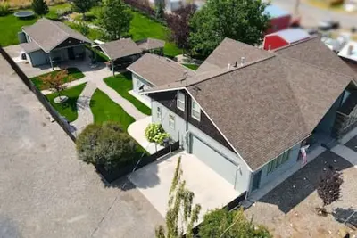 Image de Entire Wunder Mine Estate - Sleeps 20 w/ Hot Tub! Local Golf 50% Off!