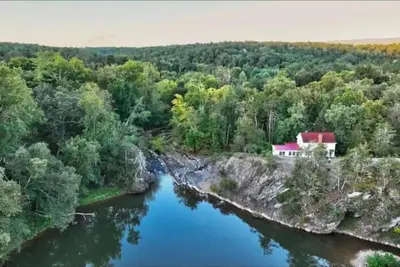 Image de Peaceful Waterfall House -- \n2 bedroom hidden treasure