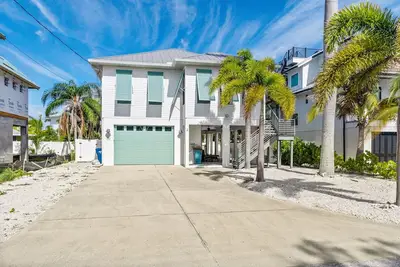 Image de Updated home near the beach with saltwater pool, balcony, Ac, & soaking tub