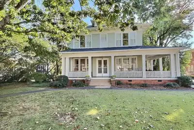 Image de Historic 5 bedroom home on Milledge Avenue, Heart of Athens!
