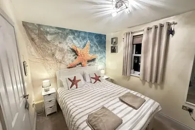 Image de Stunning First Floor Coastal Apartment - Sleeping 4 in 1 Bedroom - Pool and Beach Access Included.