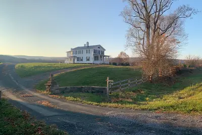 Image de Renovated 1880s farmhouse near the Blue Ridge and Sky Meadows with amazing views