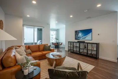 Image de Mountain Modern home with cozy furnishings. Free Ev Wall Charger.