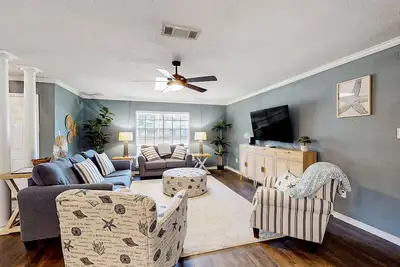 Image de Tranquil coastal retreat with private pool, fireplace, & sunlit yard
