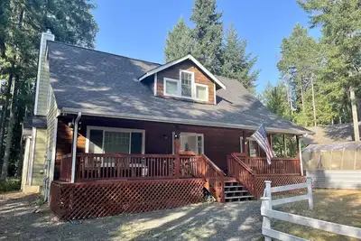 Image de Your perfect lake getaway awaits at Cutthroat Lodge!