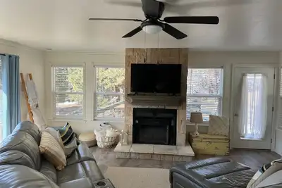 Bright and Airy Lakeside Bungalow with Stunning Views!