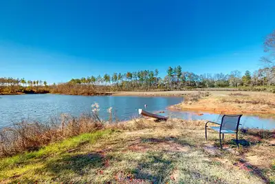 Image de Peaceful retreat with ponds, canoe, paddle board, pool table, firepit, & grill