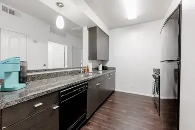 Image de Beautifully Designed 2 bdr in Mdr, with Balcony, Free Parking, Pool, Hot Tube