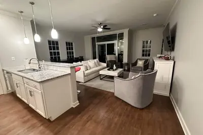 Image de Stunning condo walking distance to campus and stadium with 2 parking spaces