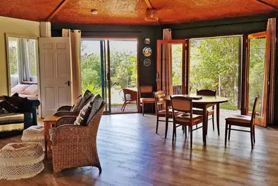 Image de Gorgeous handcrafted octagonal home 45 Minutes to Noosa on 5 private acres.