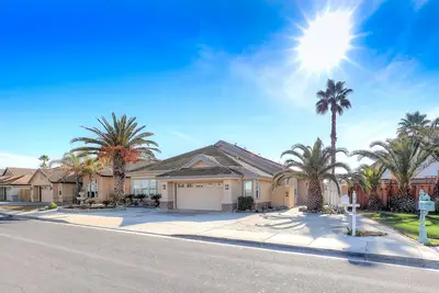 Image de Open Floor Plan With Sideyard Parking And Wonderful Rear Deck With Overhang