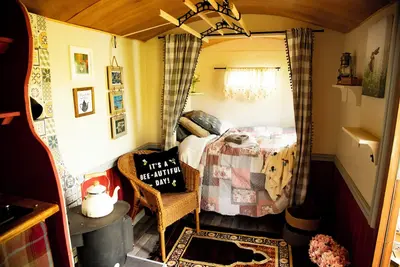 Image de Glamping Shepherds Hut in Holt Hollow, Rural North Norfolk, Dog Friendly