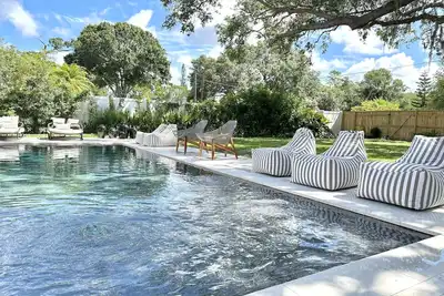 Image de Luxe 4 Bed Saltwater Pool