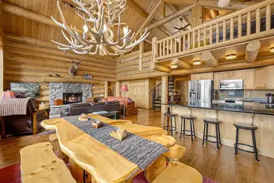 Image de Mounticello Log Cabin - Relaxing Front Patio & Outdoor Firepit