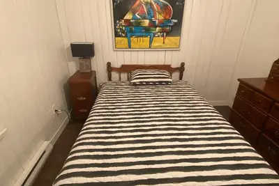 Image de Belle maison antique et rustique à bord de la Rivière pour la pêche et bateau