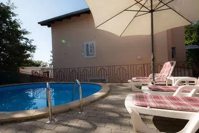Image de Appartement d'une chambre avec la terrasse et la vue sur le mer Njivice, Krk (A-21862-a)