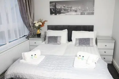 Image de Lovely one-bedroom apartment fully furnished -10 minutes walk to Harlow Station