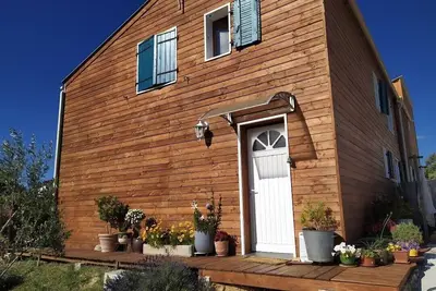 Image de Maison en bois avec piscine \/Sud de la France