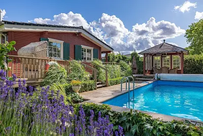 Image de GemĂĽtliches Ferienhaus mit Pool und Sauna Direkt am Wittensee fĂĽr bis zu Acht Pe