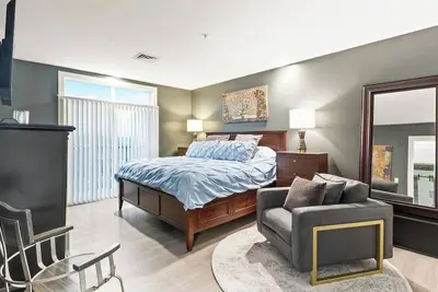 Image de Luxury Condo | Hot Tub | Pool | Lake Front | Flx