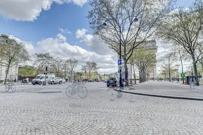 Image de A 50 Mètres de L'arc de Triomphe et des Champs Elysées