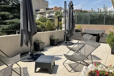 Image de A 8mn à pied du festival et de la plage, magnifique toit terrasse, box, piscine.