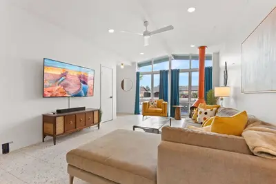Image de Old Town Mid-Century Mod - Heated Pool